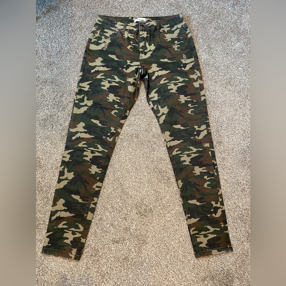 Like New! Aphrodite Camoflage Pants Distressed Skinny
